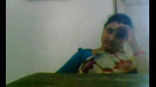 अंधेरे बालों वाली कुतिया ने पोर्न की डिकी बिल्ली को सेवा दी है