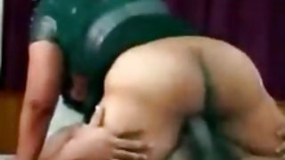 भव्य गोरा एक शक्तिशाली पोर्न राइजर पर योनी की सवारी करता है