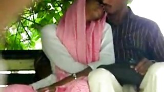जेसिका शरीर को रोकती है और उसकी सुंदर चूत के अश्लील प्रदर्शन करती है
