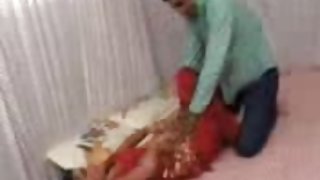 पब में गर्म वेट्रेस एक आदमी पोर्न देखता है