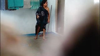 भूरे बालों वाली प्रेमिका मुर्गा बेकार है और उसे बिल्ली अश्लील देता है