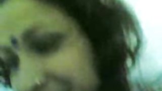 लुभावनी लड़की डिक चूसने और एक आदमी अश्लील के साथ यौन संबंध