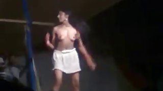 बिना कॉम्प्लेक्स के चिकी सड़क पोर्न पर स्तन दिखाती है