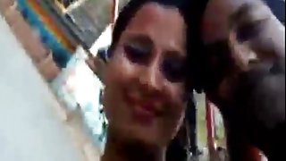 भव्य गोरा मुर्गा बेकार है और उसे बिल्ली में अश्लील देता है