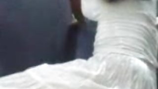 उसने एक छात्र को उतार दिया और उसे जंगल की पोर्न में गड़बड़ कर दिया