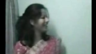 बीच पोर्न पर अपनी पत्नी के साथ पेशाब करता मिला