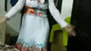 जंगल में उसने एक लड़की को कंपनी दी और उसे गुदा अश्लील में गड़बड़ कर दिया