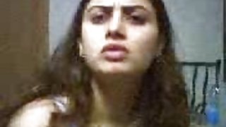 रूसी माँ की कंपनी को दिया और स्टॉकिंग्स पोर्न को हटाए बिना उसे फाड़ दिया