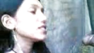 क्यूट ब्रुनेट गड़बड़ पर एक बड़ा बिस्तर पॉर्न