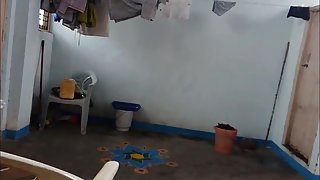 चिकी कुनी हो जाती है और उसकी चुदाई पोर्न के रसदार रिसर पर जम जाती है