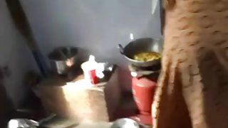 एक युवा सुनहरे बालों वाली पोर्न से भव्य हस्तमैथुन